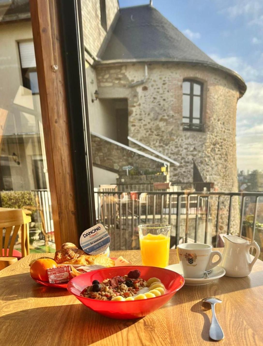 Hotel La Tour Des Anglais Mayenne Ngoại thất bức ảnh