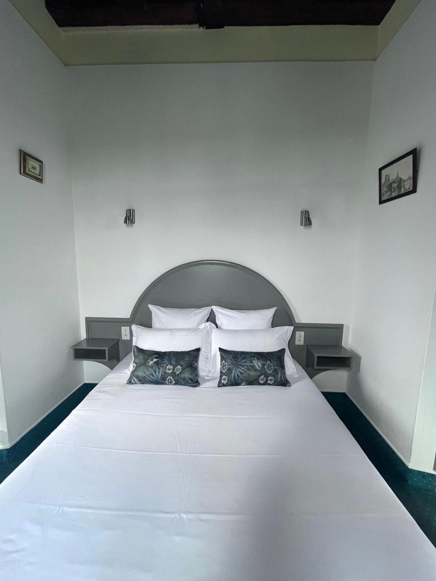 Hotel La Tour Des Anglais Mayenne Ngoại thất bức ảnh