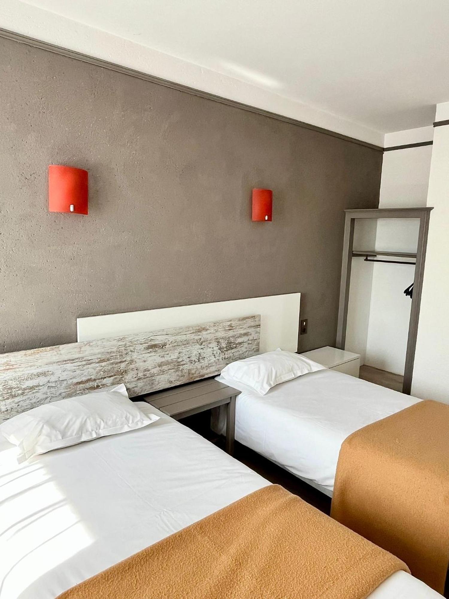 Hotel La Tour Des Anglais Mayenne Ngoại thất bức ảnh